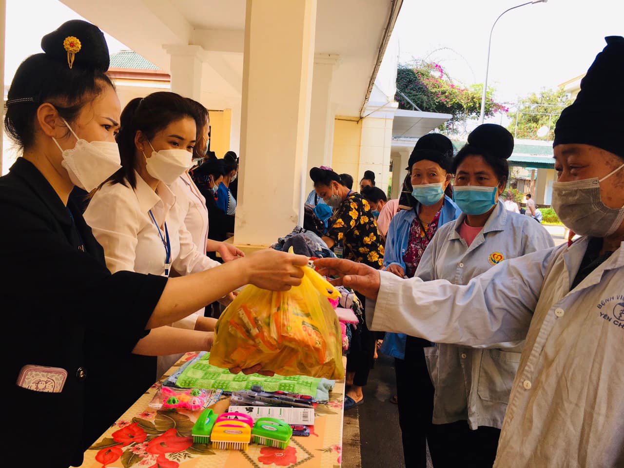 Tổ công tác xã hội Bệnh viện đa khoa Yên Châu trao quà cho bệnh nhân nhân ngày Công tác xã hội Việt Nam