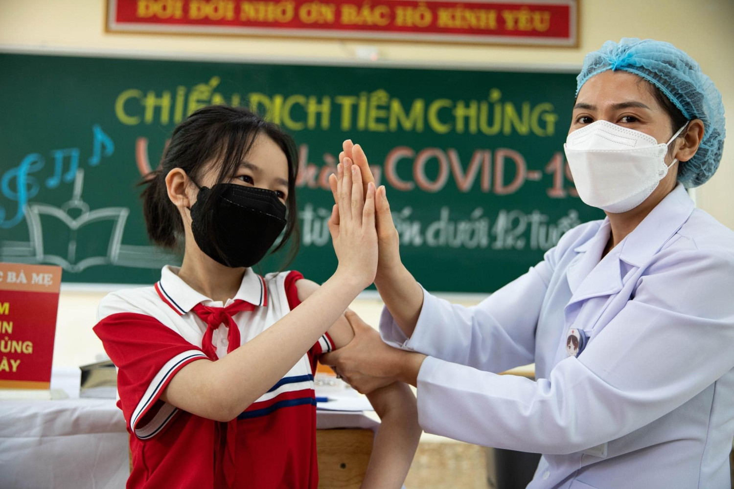 một học sinh lớp 6 lần đầu tiêm vắc xin phòng COVID-19