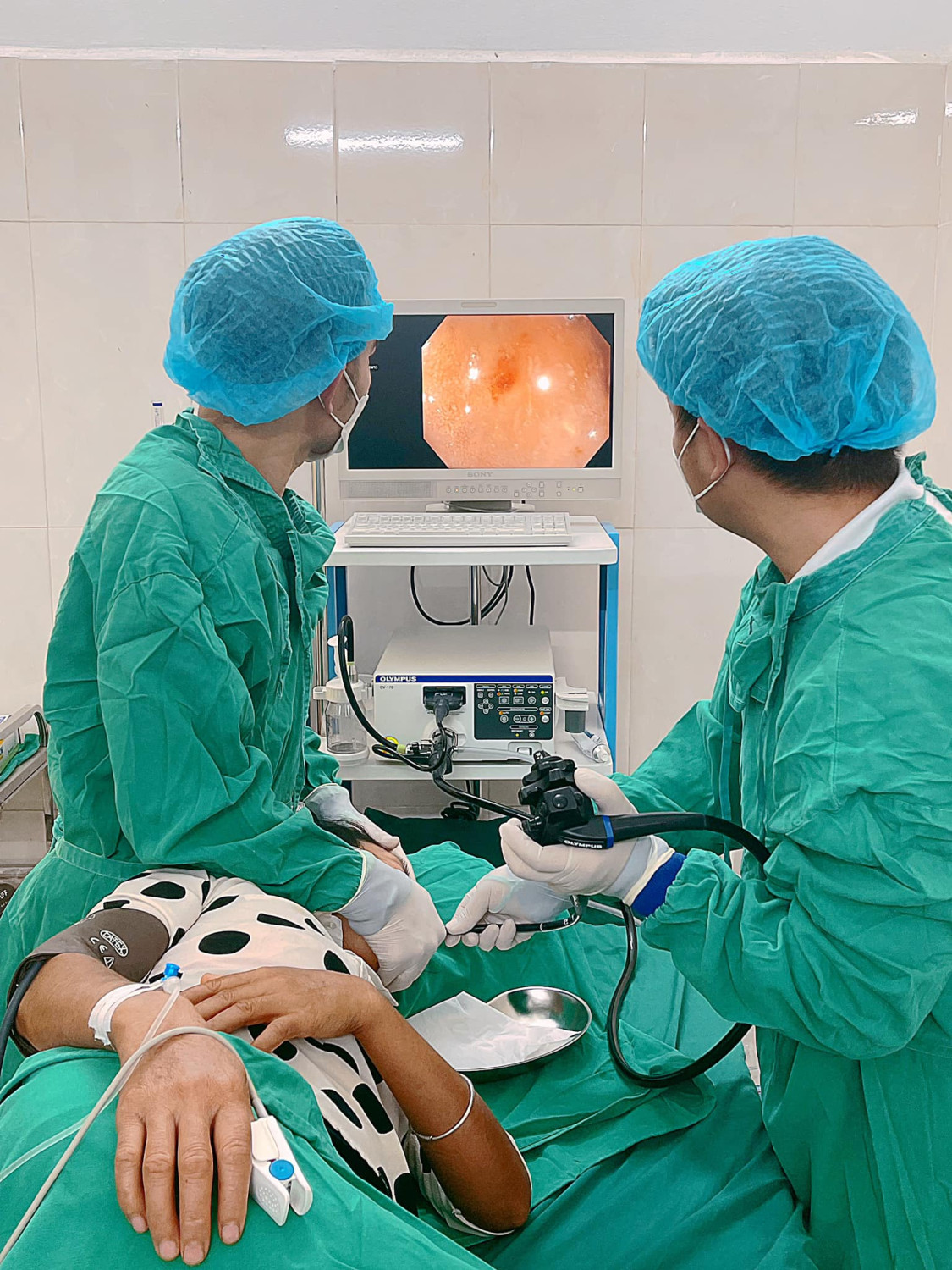 Các bác sỹ đang ở bên bệnh nhân