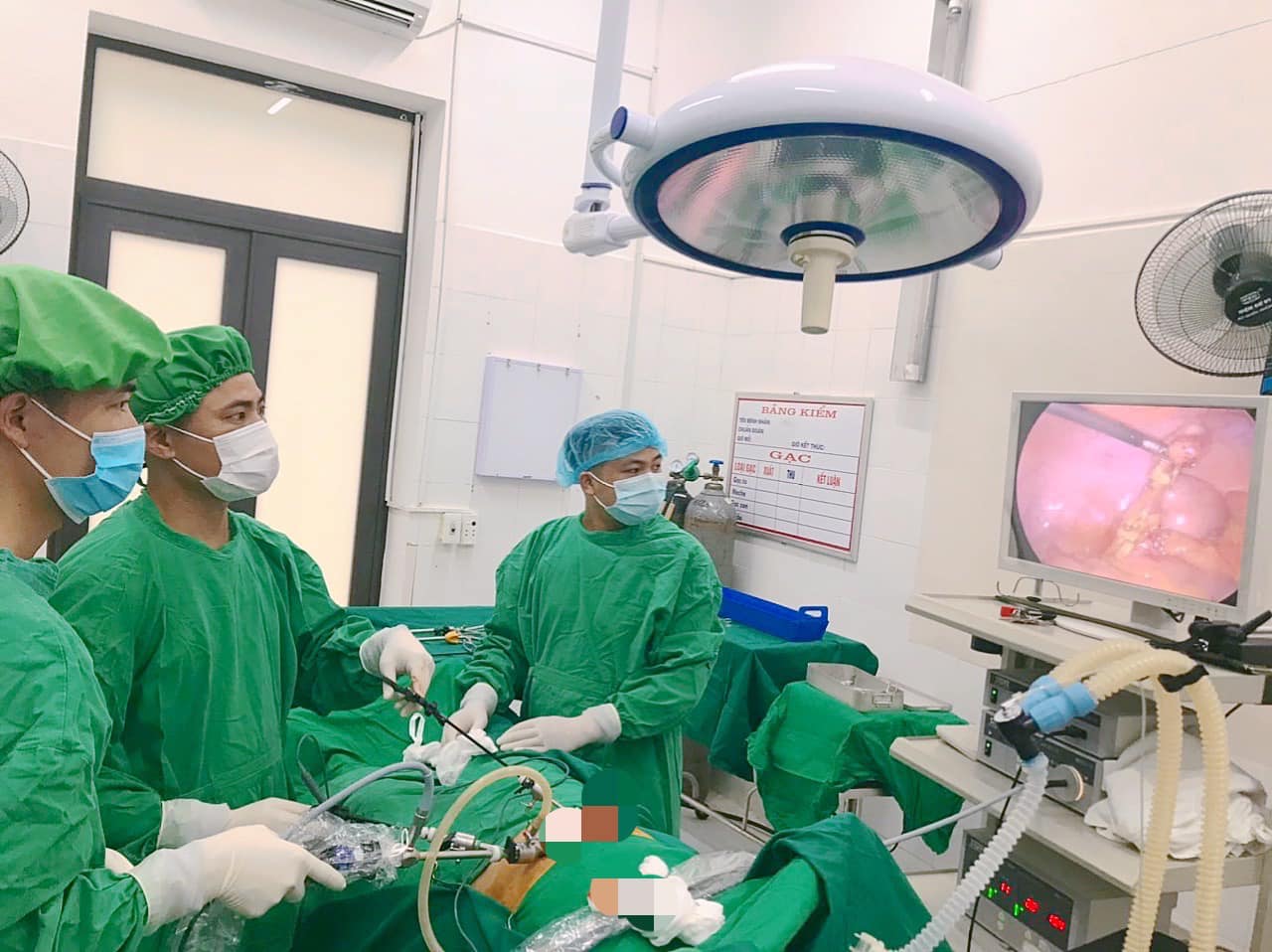 Các bác sỹ Bệnh viện Đa khoa Yên Châu đang mổ ruột thừa cho bệnh nhân